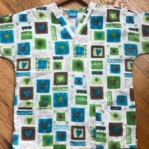 Scrub HQ Vneck 3 pocket Hearts and Clovers scrub top Med